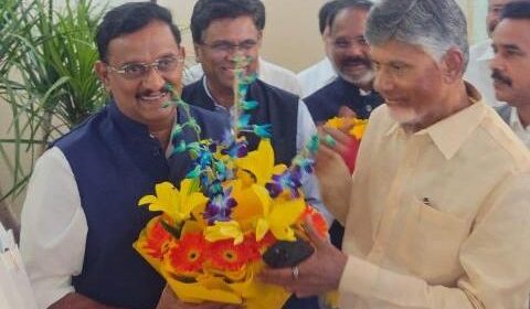 MP Keshineni Sivanath (small) welcoming CM Chandrababu