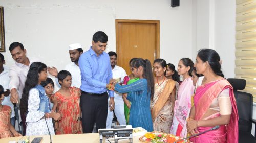 Bala Sadan girls who tied rakhis to the collector