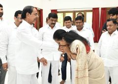 Kavitha met KCR