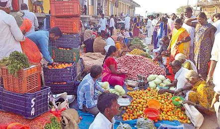 మండుతున్న నిత్యావసరాల ధరలు