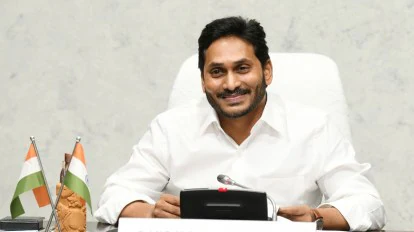 దూరమైన సొంత సామాజిక వర్గం...